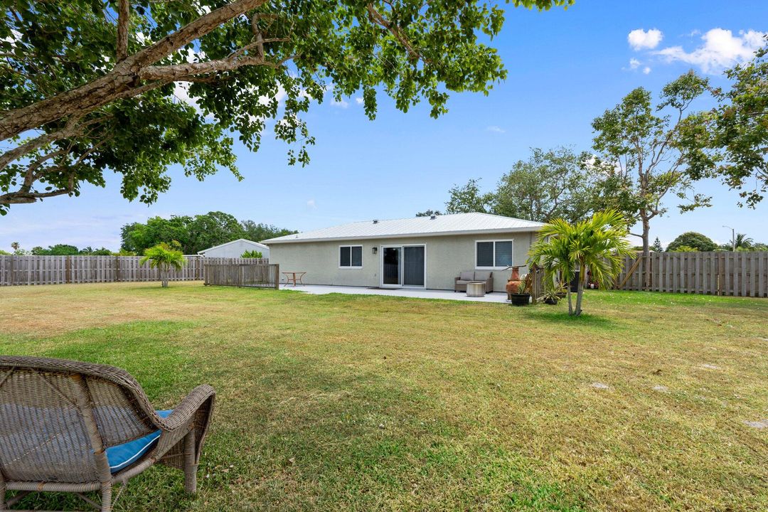 For Sale: $339,000 (2 beds, 1 baths, 912 Square Feet)