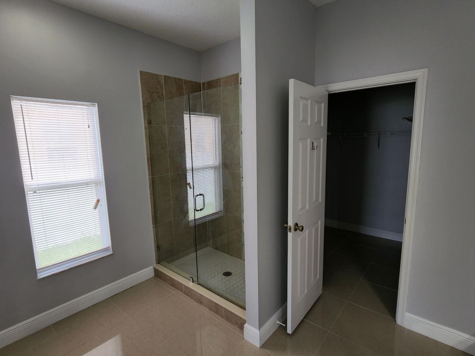 En Renta: $2,725 (4 camas, 2 baños, 2235 Pies cuadrados)