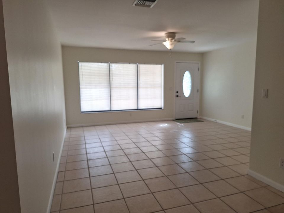 En Venta: $305,000 (3 camas, 2 baños, 1170 Pies cuadrados)