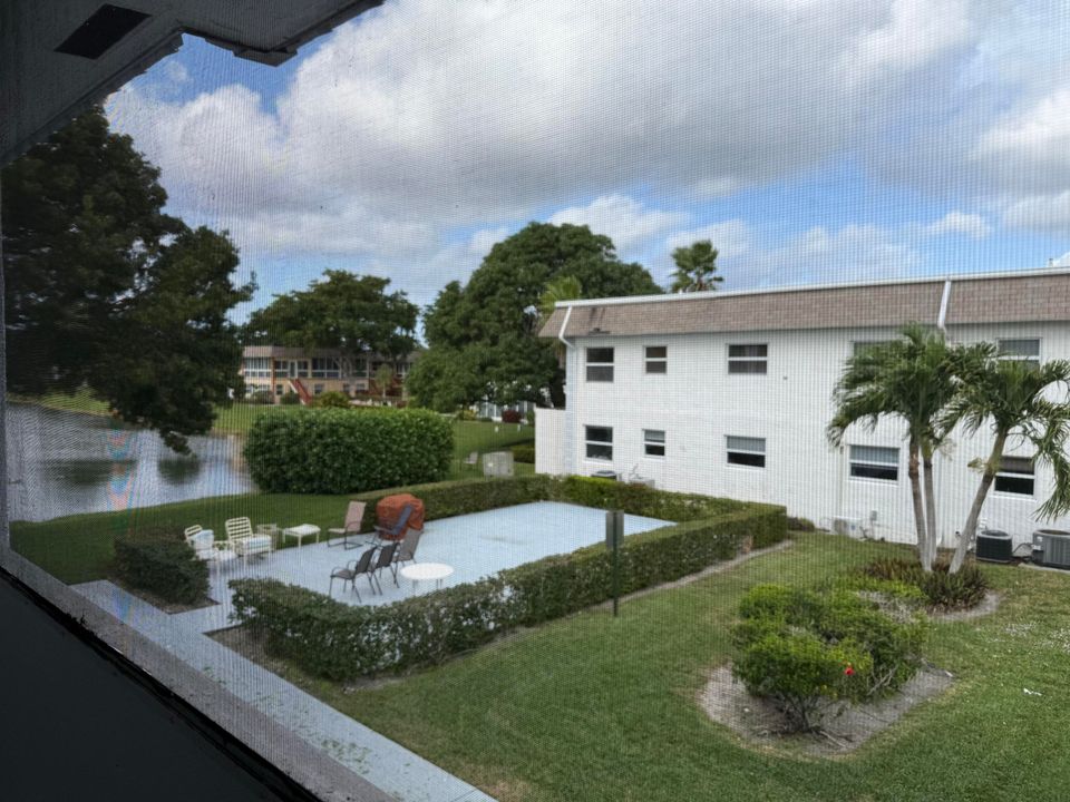 For Sale: $179,000 (2 beds, 2 baths, 978 Square Feet)