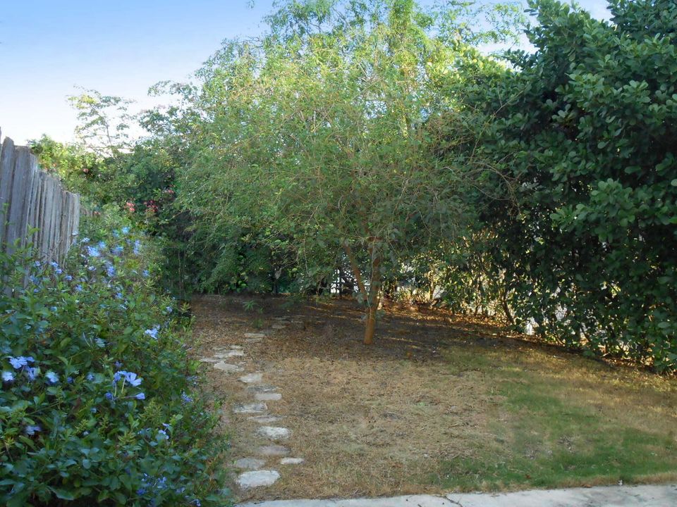 For Sale: $319,900 (2 beds, 1 baths, 760 Square Feet)