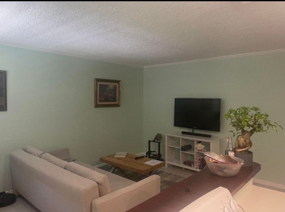 For Rent: $1,700 (1 beds, 1 baths, 560 Square Feet)