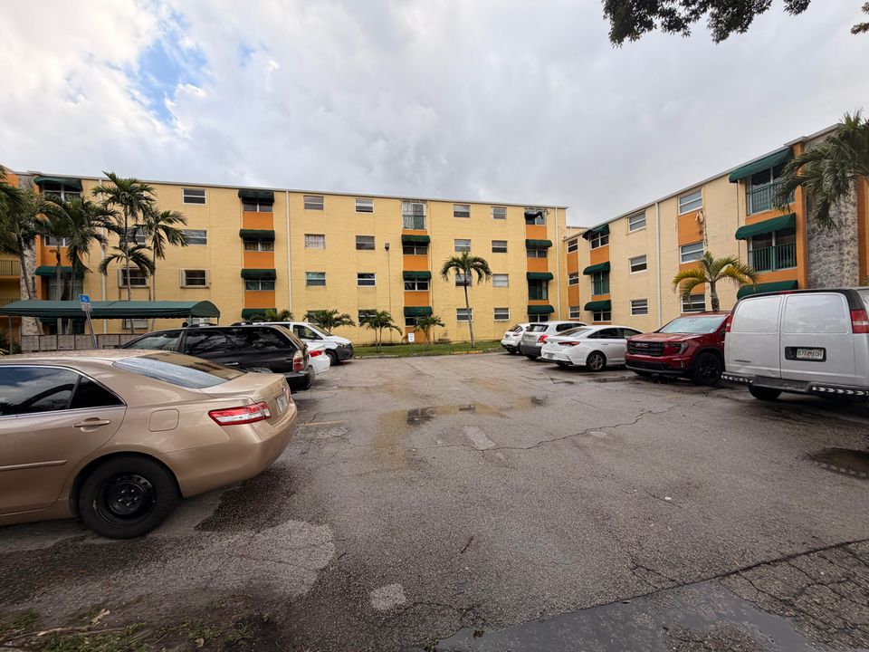 待售: $199,900 (1 贝兹, 1 浴室, 600 平方英尺)