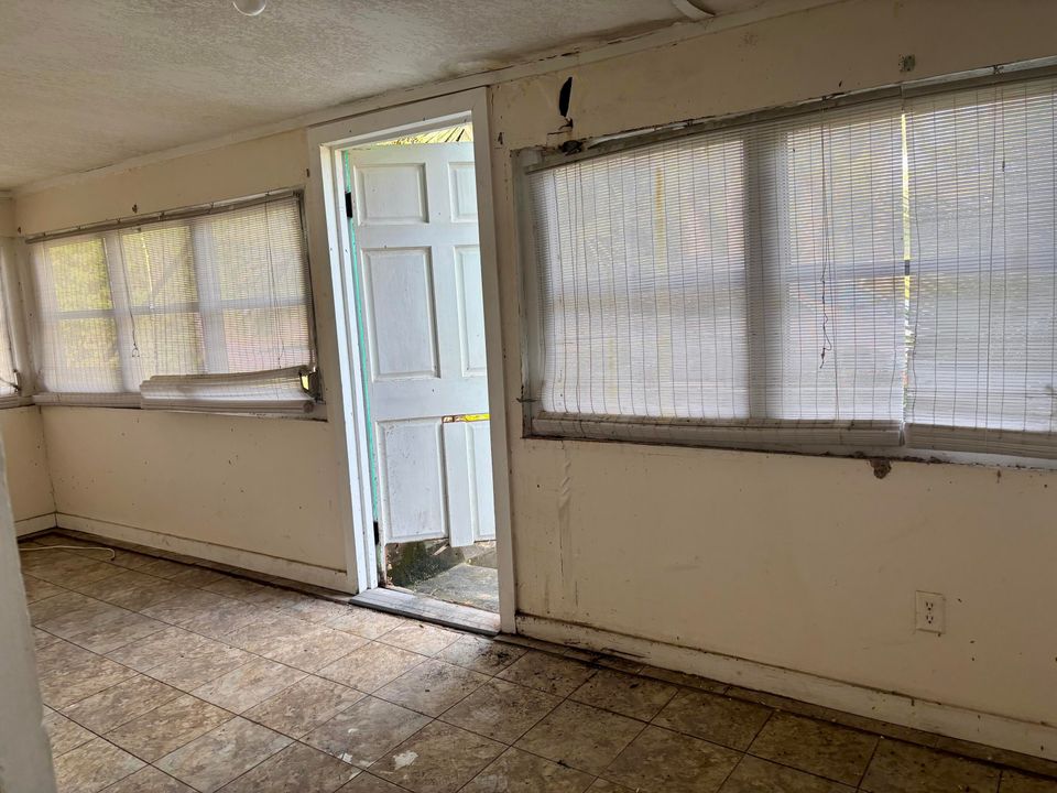 На продажу: $130,000 (2 спален, 1 ванн, 810 Квадратных фут)