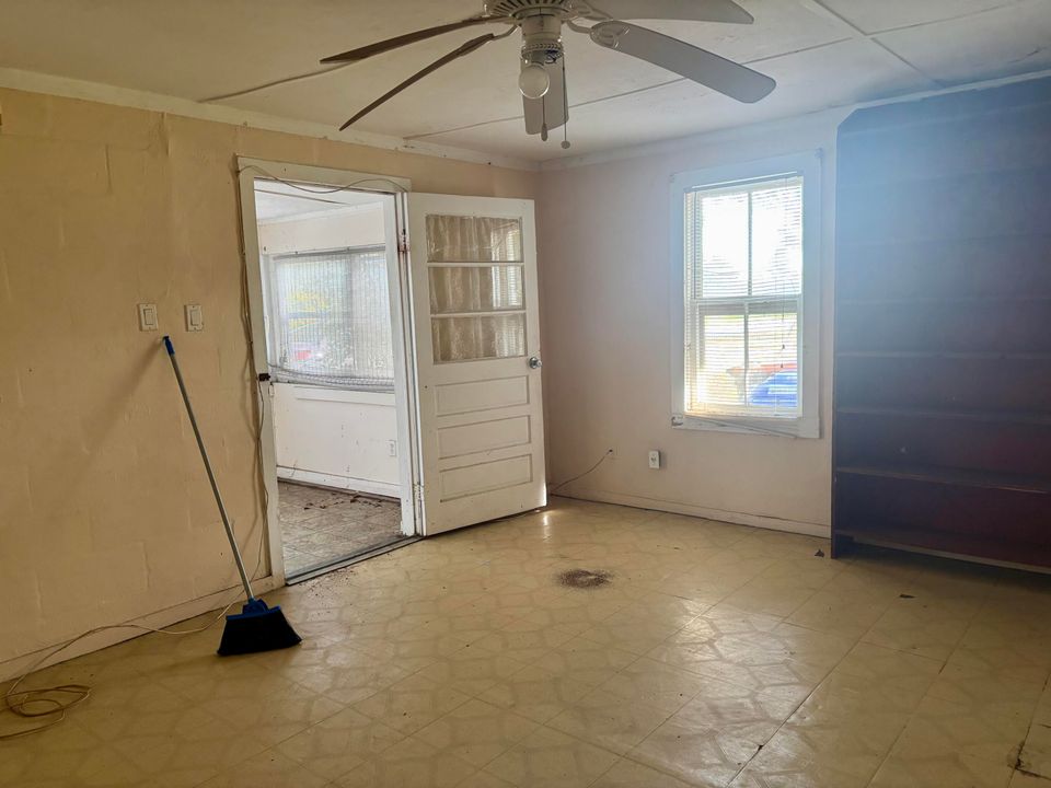 На продажу: $130,000 (2 спален, 1 ванн, 810 Квадратных фут)