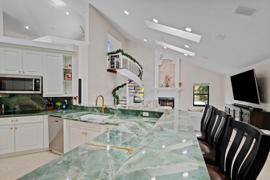 На продажу: $2,295,000 (5 спален, 5 ванн, 3582 Квадратных фут)