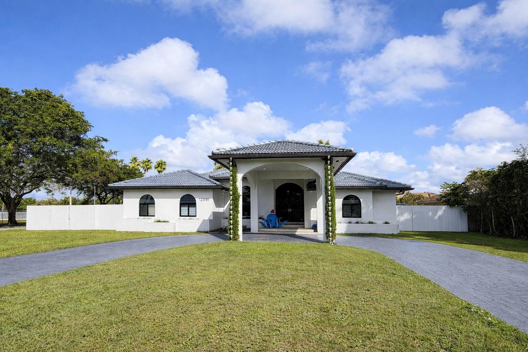 For Sale: $1,680,000 (6 beds, 4 baths, 3300 Square Feet)