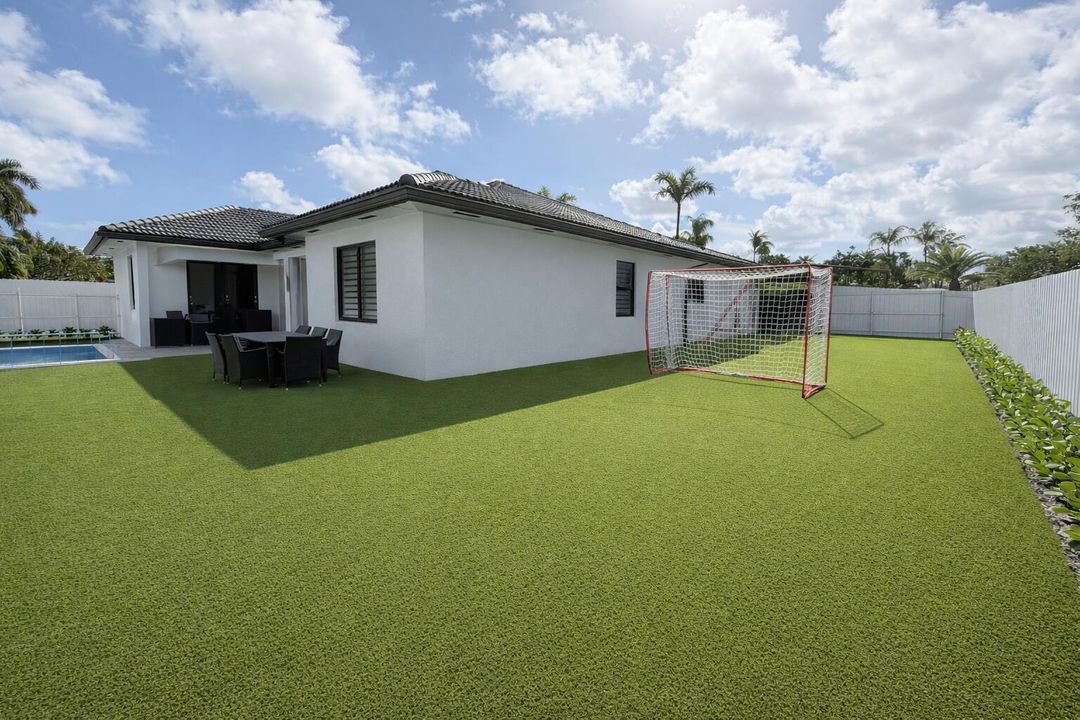 For Sale: $1,680,000 (6 beds, 4 baths, 3300 Square Feet)