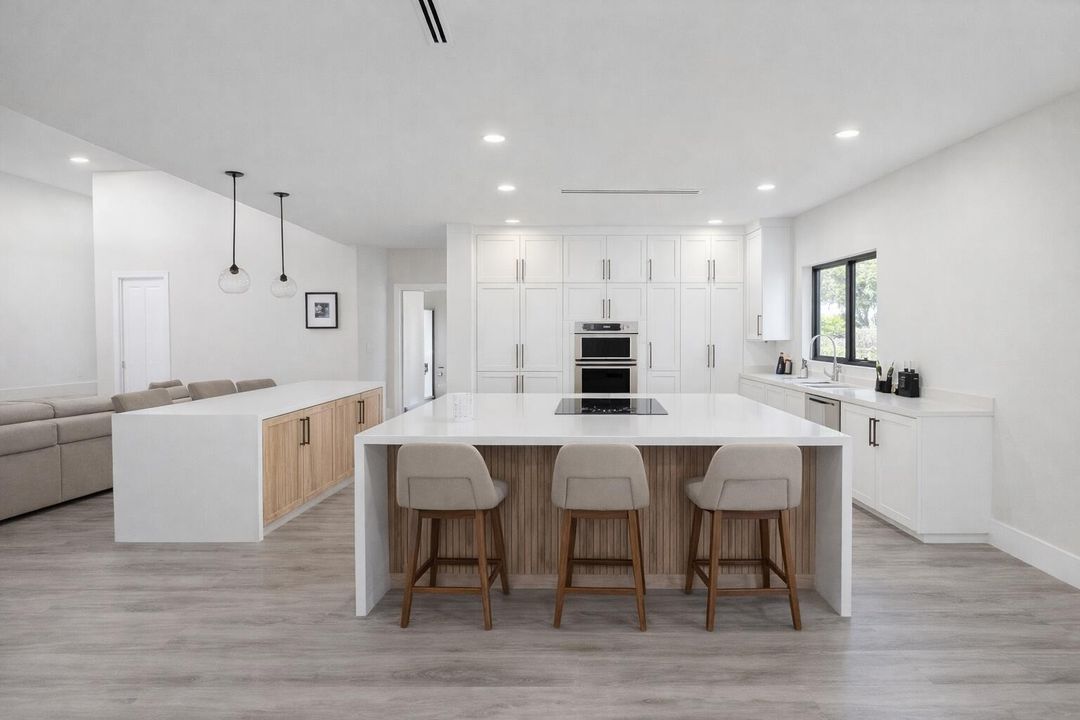 For Sale: $1,680,000 (6 beds, 4 baths, 3300 Square Feet)