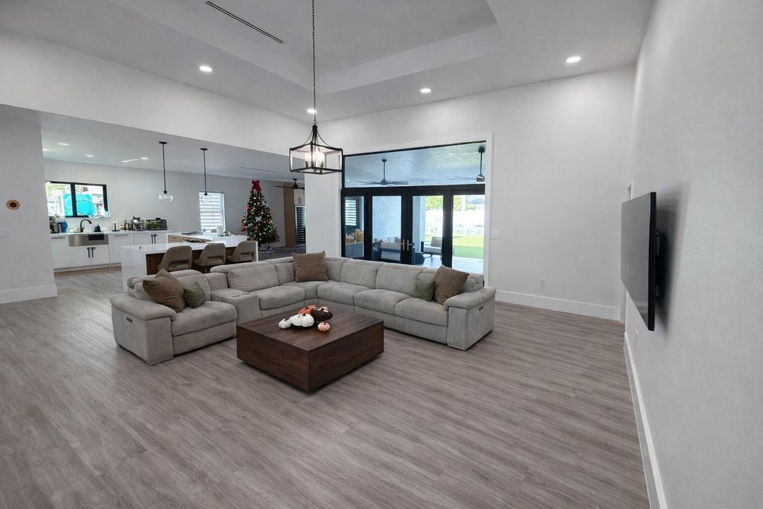 For Sale: $1,680,000 (6 beds, 4 baths, 3300 Square Feet)