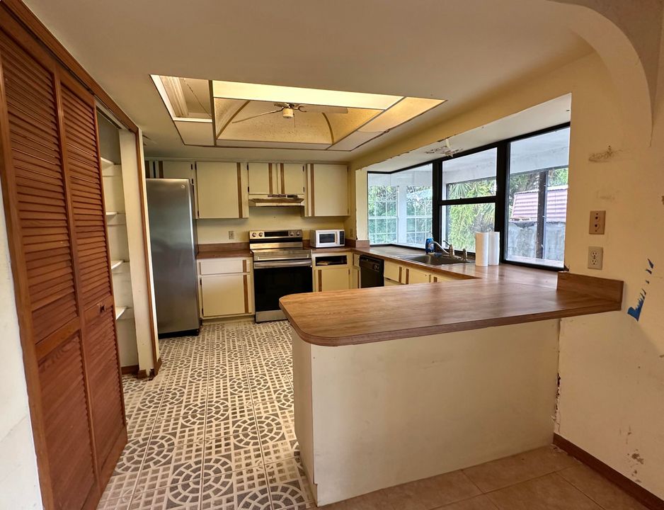 待售: $319,900 (2 贝兹, 2 浴室, 1588 平方英尺)