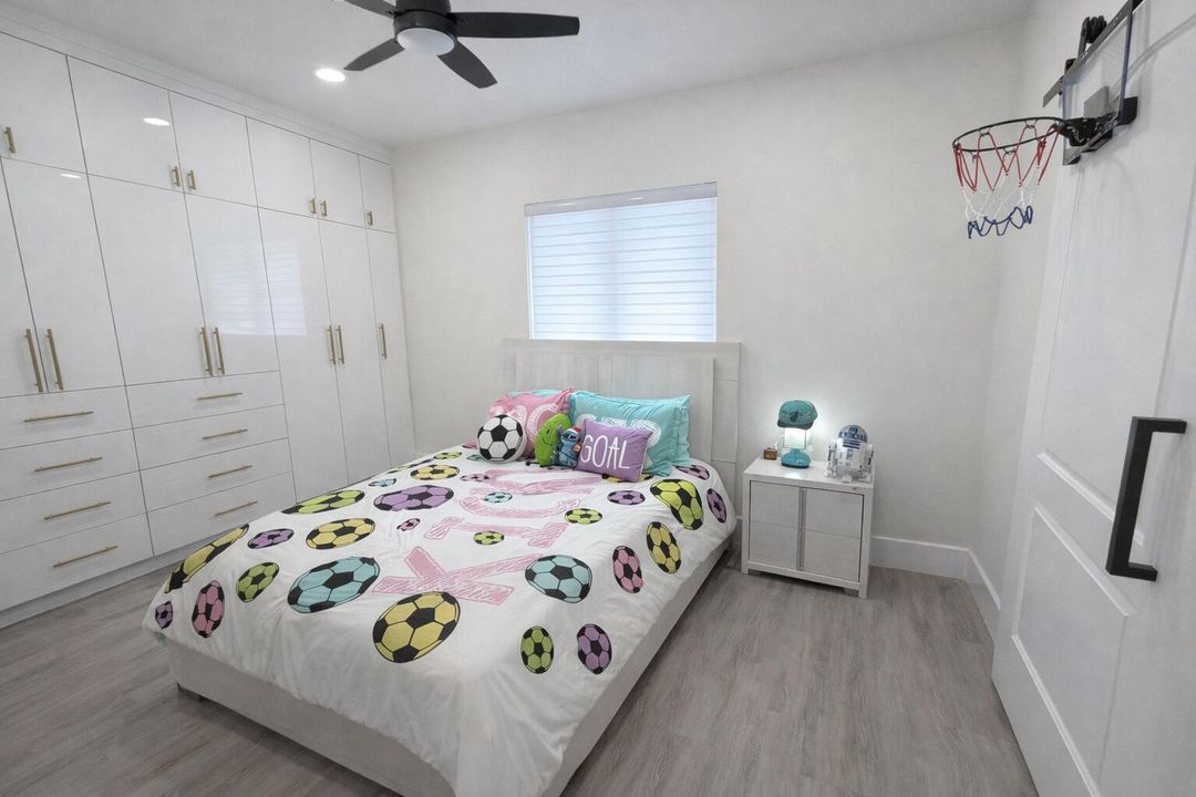 For Sale: $1,680,000 (6 beds, 4 baths, 3300 Square Feet)