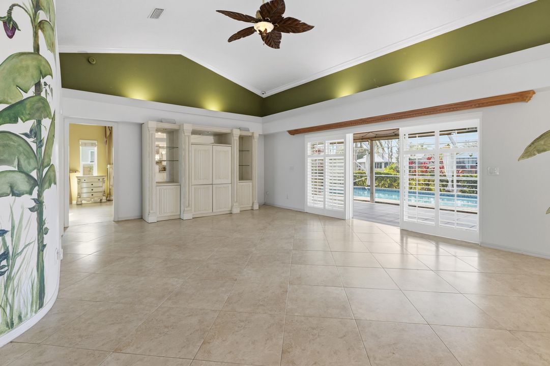 合同活跃: $649,900 (3 贝兹, 2 浴室, 1902 平方英尺)