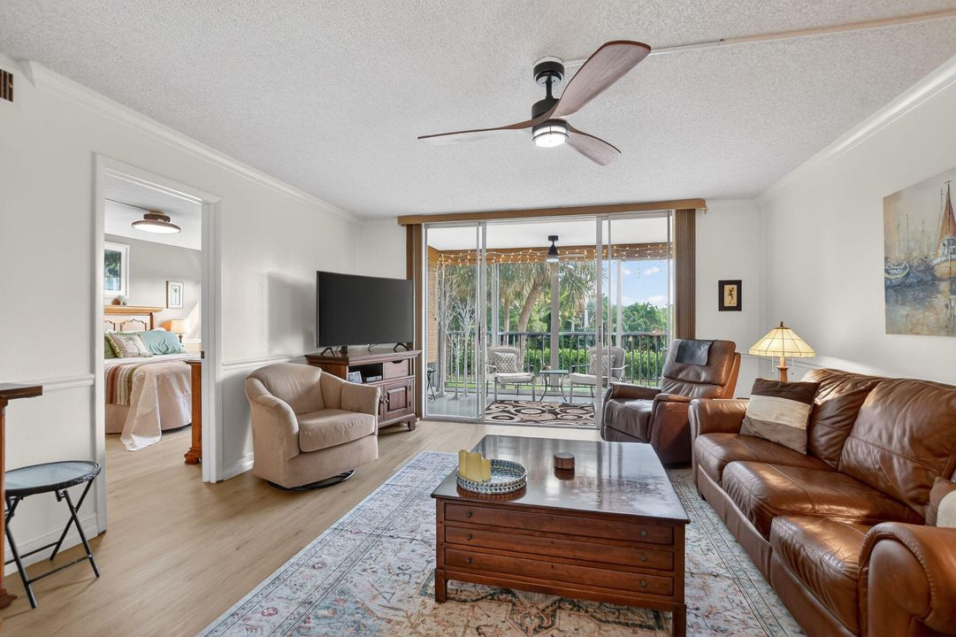 待售: $345,000 (2 贝兹, 2 浴室, 1100 平方英尺)