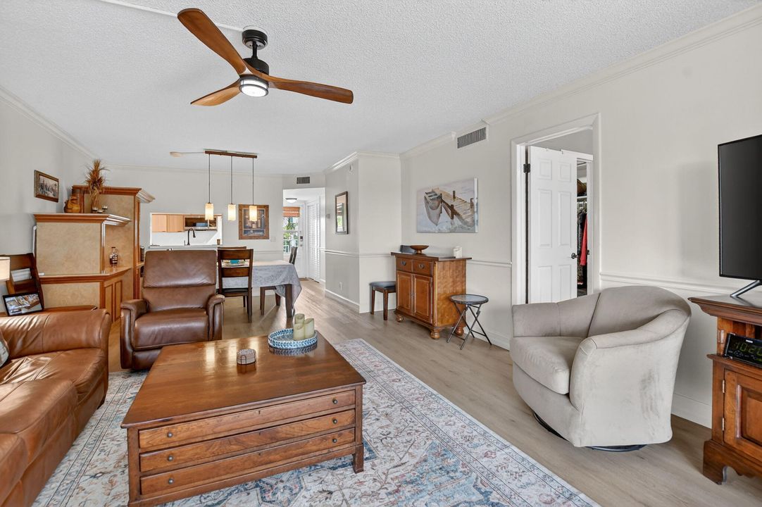 待售: $345,000 (2 贝兹, 2 浴室, 1100 平方英尺)