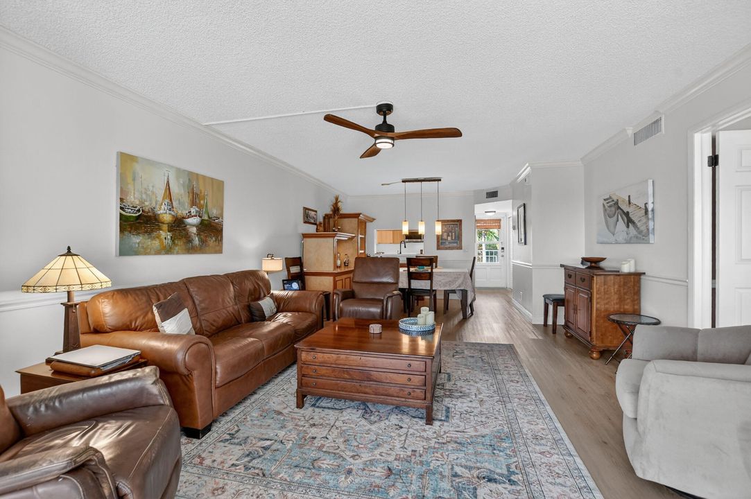 待售: $345,000 (2 贝兹, 2 浴室, 1100 平方英尺)