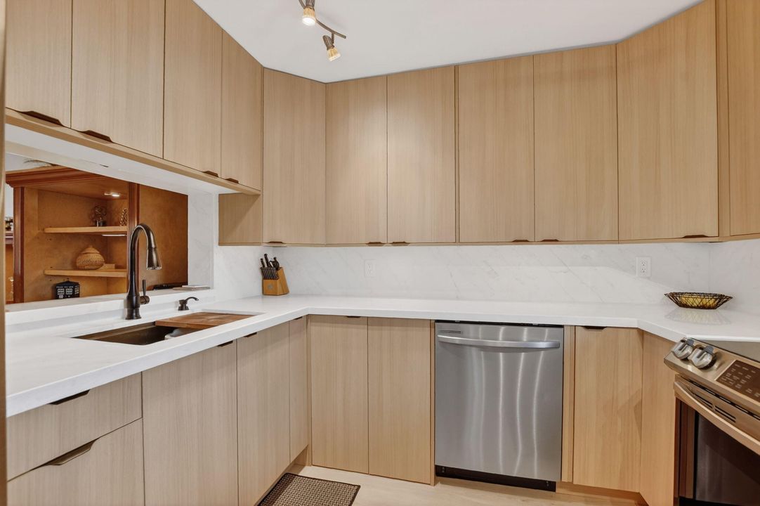 待售: $345,000 (2 贝兹, 2 浴室, 1100 平方英尺)