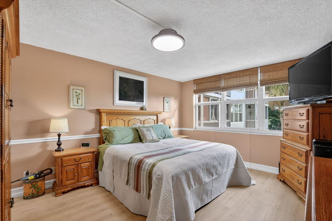 待售: $345,000 (2 贝兹, 2 浴室, 1100 平方英尺)