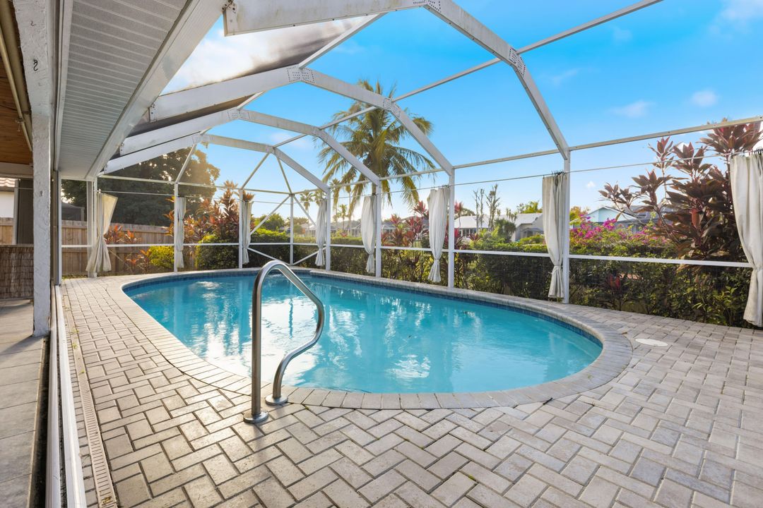 合同活跃: $649,900 (3 贝兹, 2 浴室, 1902 平方英尺)