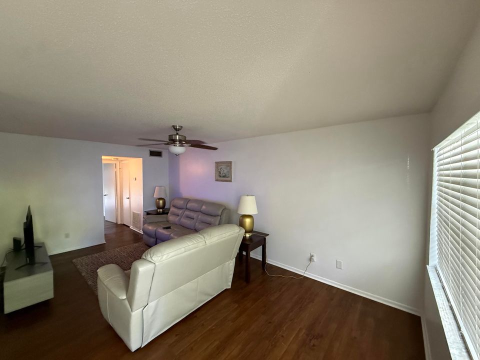 На продажу: $127,000 (1 спален, 1 ванн, 747 Квадратных фут)