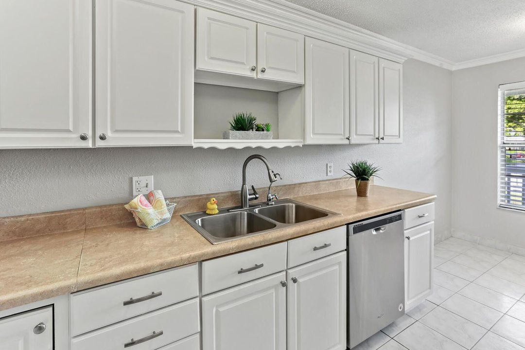 For Rent: $1,900 (2 beds, 2 baths, 1167 Square Feet)