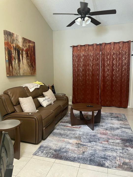 出租: $2,600 (2 贝兹, 2 浴室, 1096 平方英尺)