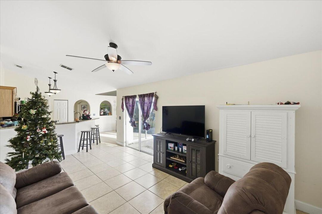 For Sale: $360,000 (4 beds, 2 baths, 1666 Square Feet)