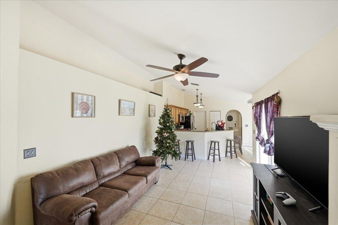 For Sale: $360,000 (4 beds, 2 baths, 1666 Square Feet)