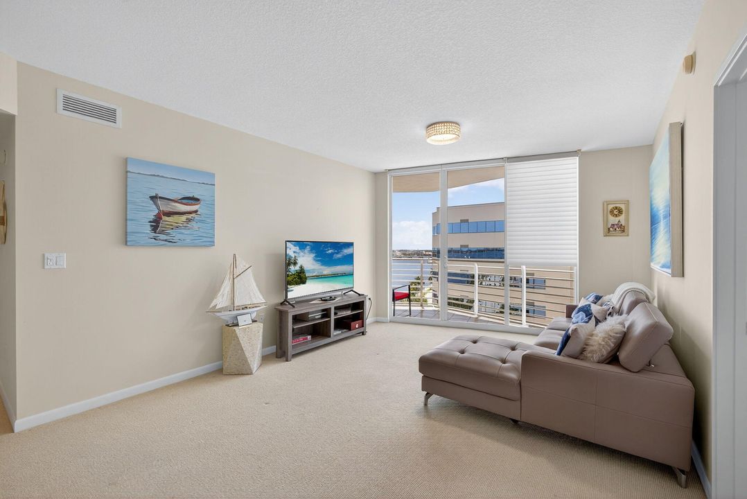 For Rent: $4,200 (2 beds, 2 baths, 1175 Square Feet)