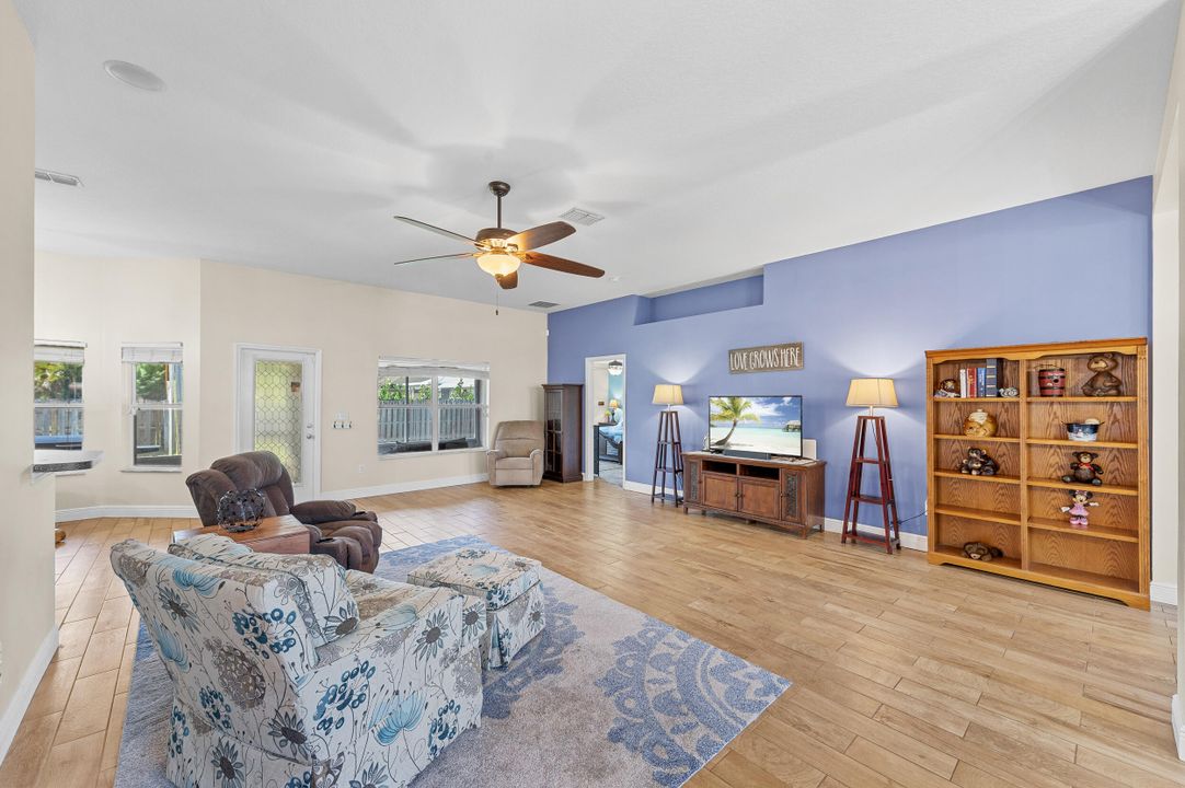 For Sale: $470,000 (4 beds, 3 baths, 2285 Square Feet)