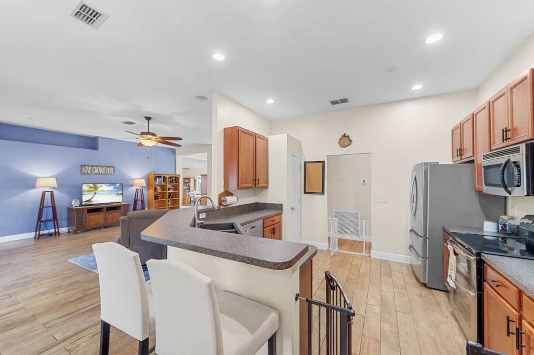 For Sale: $470,000 (4 beds, 3 baths, 2285 Square Feet)