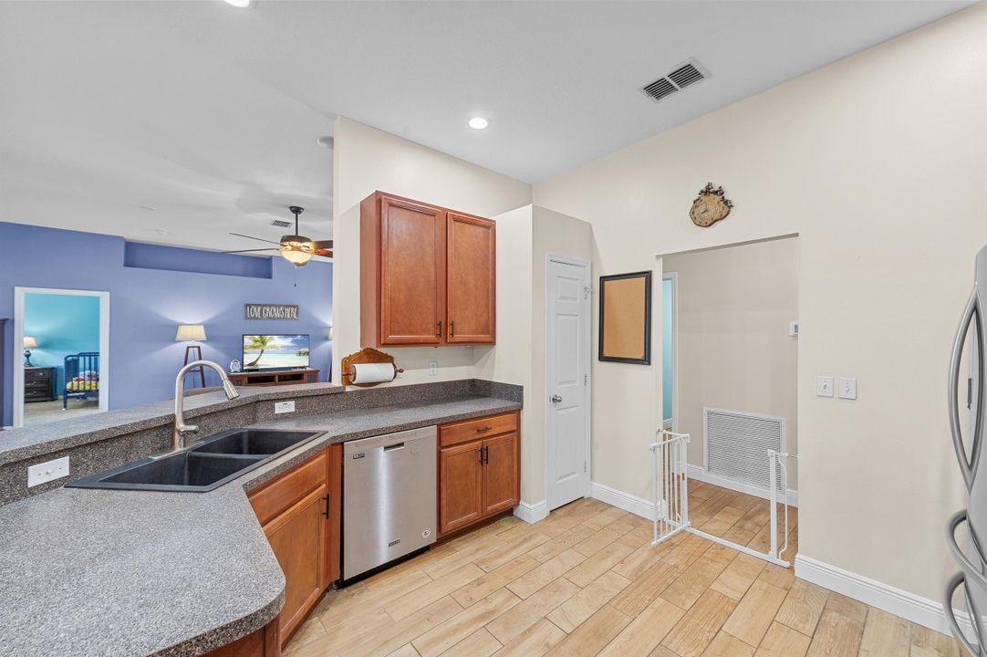 For Sale: $470,000 (4 beds, 3 baths, 2285 Square Feet)