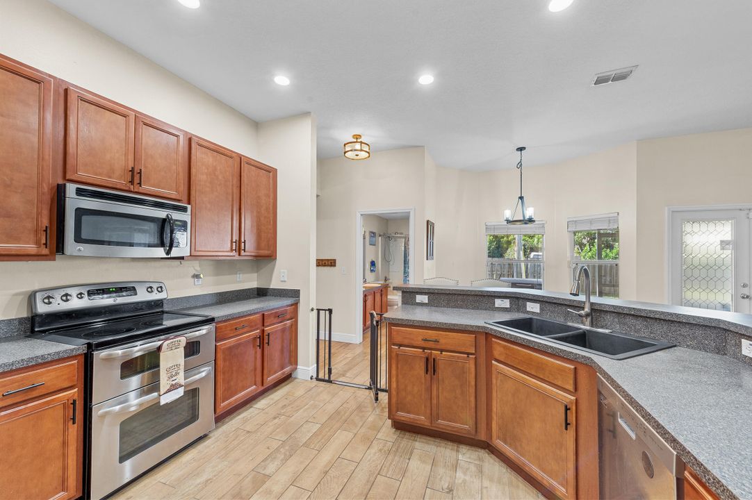 For Sale: $470,000 (4 beds, 3 baths, 2285 Square Feet)