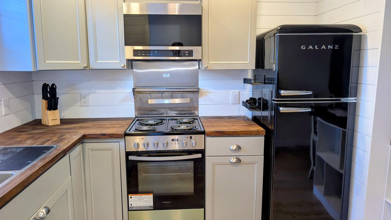 For Sale: $147,800 (2 beds, 2 baths, 1044 Square Feet)