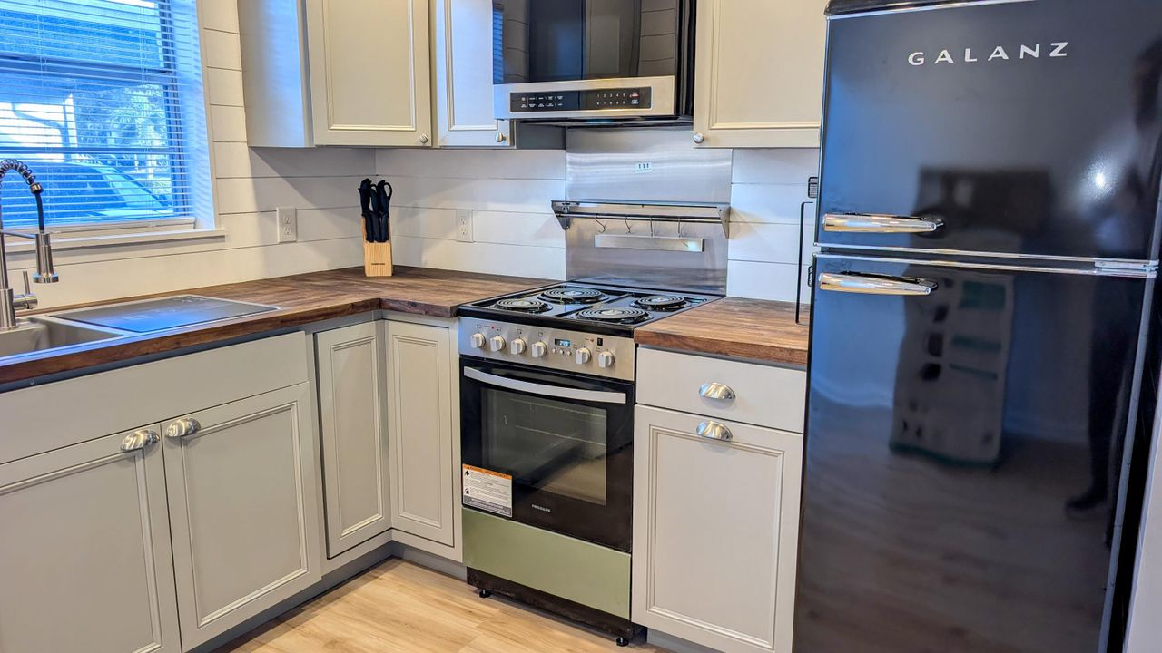 For Sale: $147,800 (2 beds, 2 baths, 1044 Square Feet)