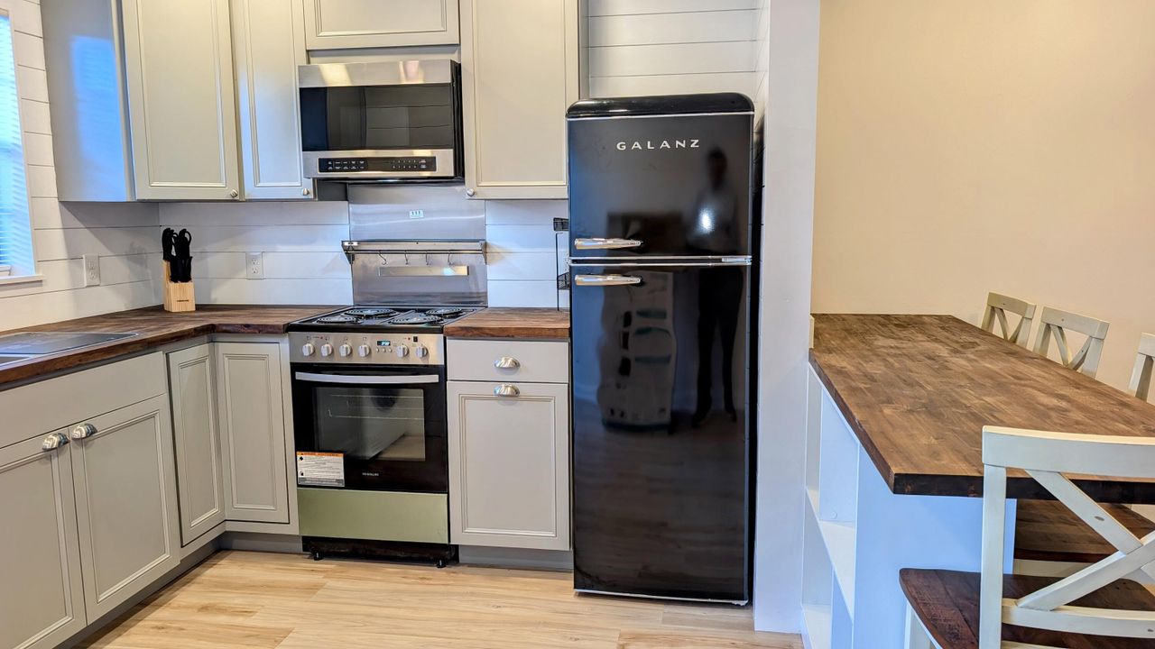 For Sale: $147,800 (2 beds, 2 baths, 1044 Square Feet)