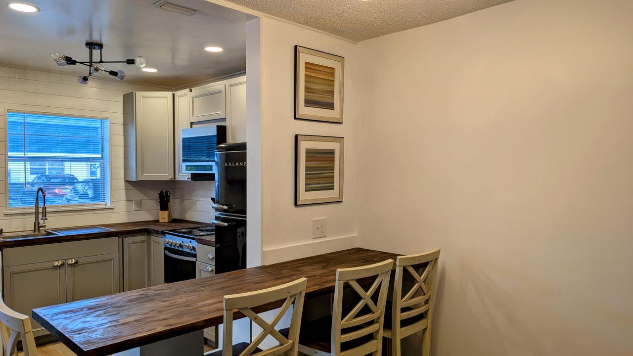 For Sale: $147,800 (2 beds, 2 baths, 1044 Square Feet)