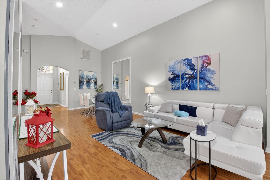 На продажу: $575,000 (4 спален, 2 ванн, 2040 Квадратных фут)