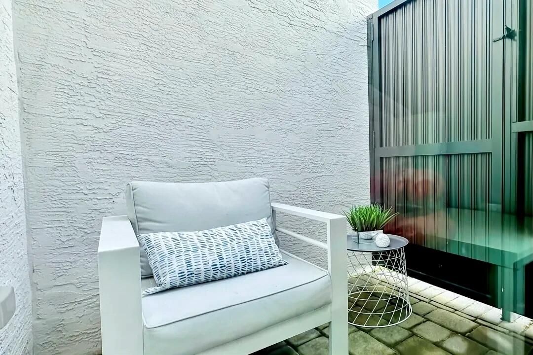 En Venta: $989,000 (3 camas, 3 baños, 2157 Pies cuadrados)