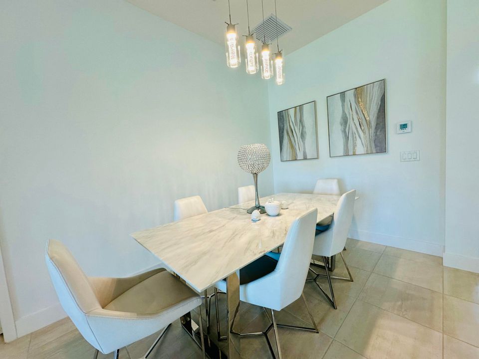 En Venta: $989,000 (3 camas, 3 baños, 2157 Pies cuadrados)