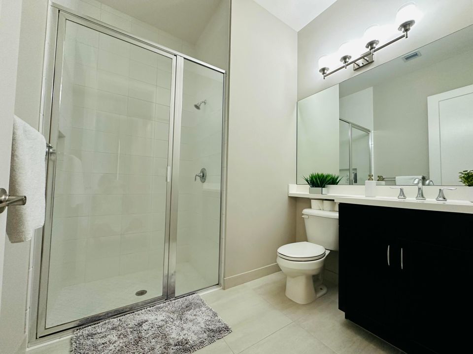 En Venta: $989,000 (3 camas, 3 baños, 2157 Pies cuadrados)