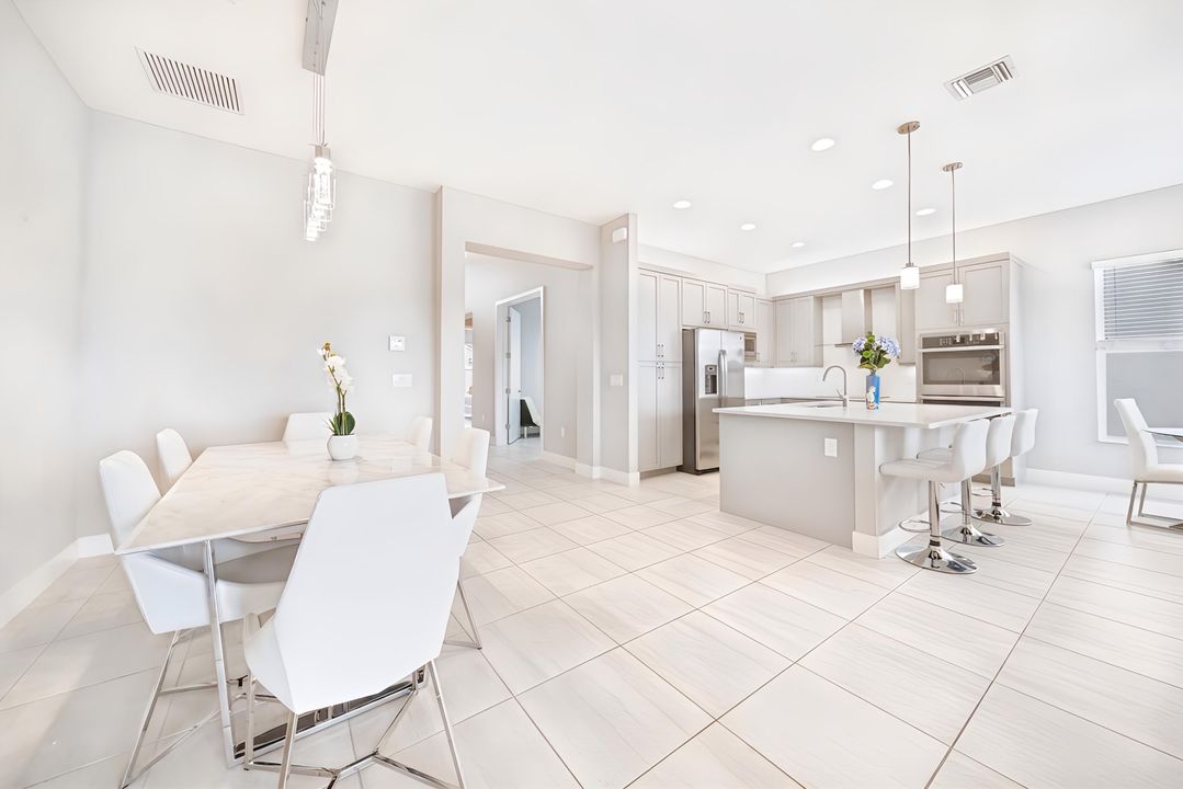 En Venta: $989,000 (3 camas, 3 baños, 2157 Pies cuadrados)