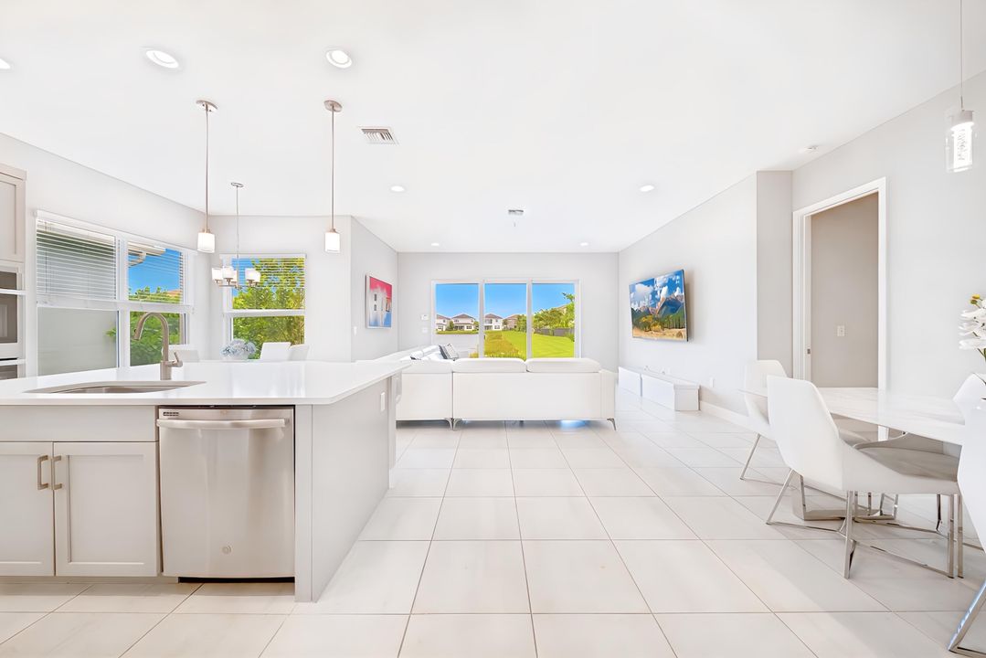 En Venta: $989,000 (3 camas, 3 baños, 2157 Pies cuadrados)