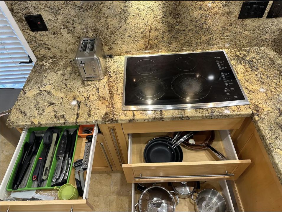 For Rent: $4,800 (3 beds, 2 baths, 1124 Square Feet)