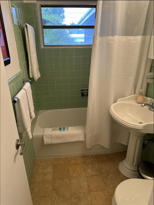 For Rent: $4,800 (3 beds, 2 baths, 1124 Square Feet)