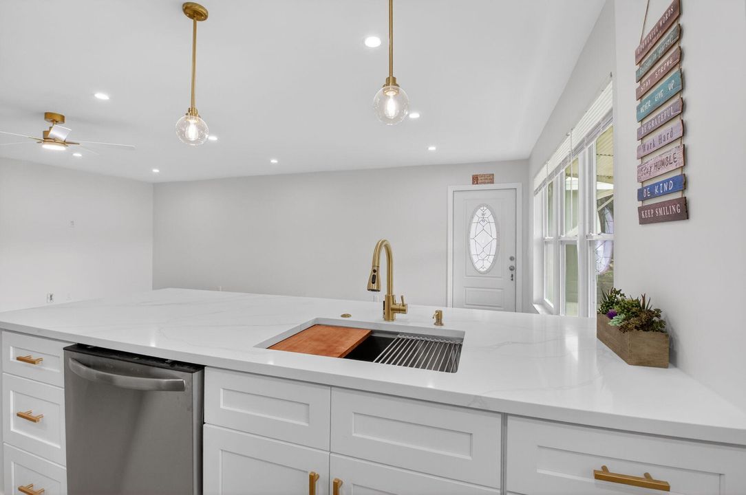 На продажу: $194,500 (1 спален, 1 ванн, 994 Квадратных фут)