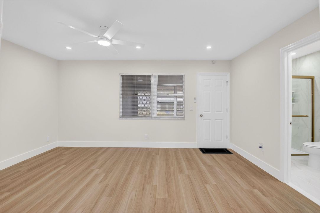 На продажу: $194,500 (1 спален, 1 ванн, 994 Квадратных фут)