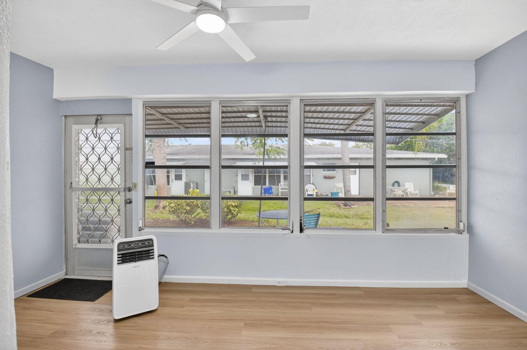 На продажу: $194,500 (1 спален, 1 ванн, 994 Квадратных фут)