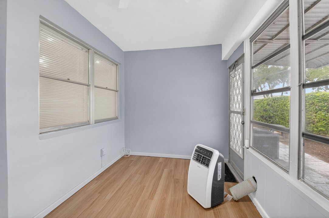 На продажу: $194,500 (1 спален, 1 ванн, 994 Квадратных фут)