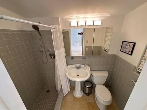 For Rent: $4,800 (3 beds, 2 baths, 1124 Square Feet)